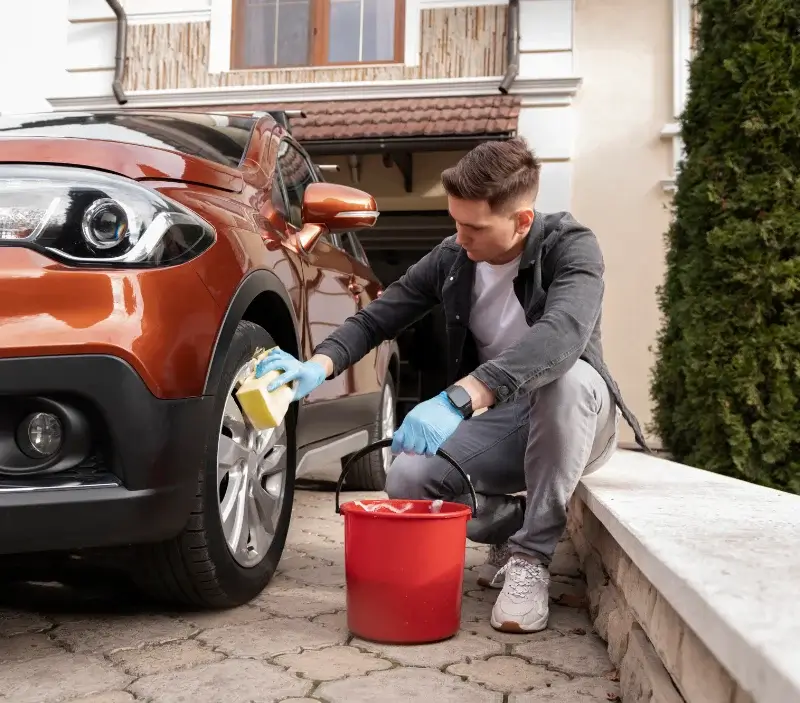Lavage auto à domicile Neuilly-le-Vendin : professionnel intervenant sur un véhicule